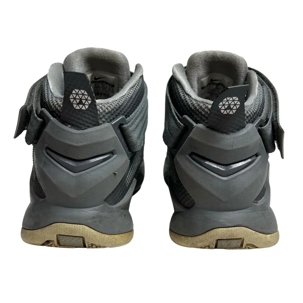 NIKE LEBRON JAMES 776471-003 Soldier IX 9 Basketball Athletic Gray Shoes sz 5 Y